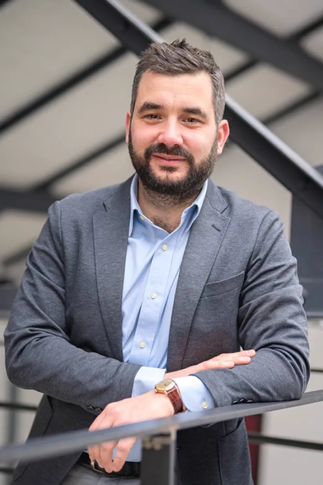 Me Benjamin Akrich, avocat associé au Barreau de Lyon, appuyé à une rambarde.